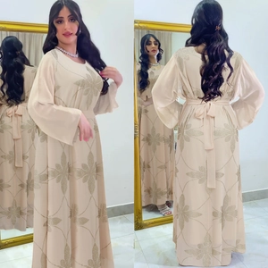 Beiges Chiffon-Abaya-Kleid mit goldener Pailletten-Stickerei und eleganten Glockenärmeln
