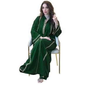 Détail de la broderie dorée et dentelle noire sur cette robe Jalabiya vert foncé