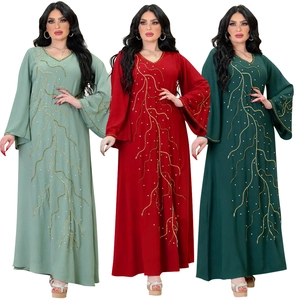 Détails de broderie perlée et motifs de paillettes sur les manches de robes caftans amples