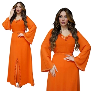 Détails de la robe abaya en mousseline orange vif avec paillettes et strass brodés