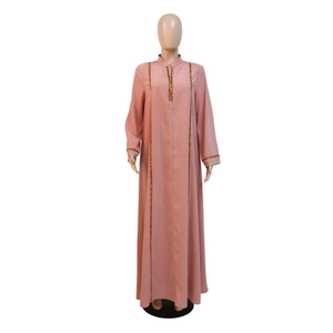 Broderies détaillées sur le col et le buste d'une robe longue musulmane Jalabiya rose