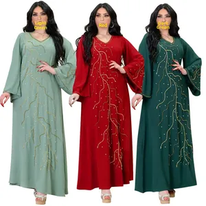 Détails de robes cafetans à manches longues avec broderie dorée en vert et rouge