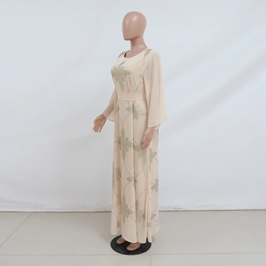 Detail der ausgestellten Ärmel und goldenen Paillettenmuster auf beigem Chiffonkleid