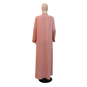 Vue arrière d'une jalabiya rose poudré avec galon doré sur les manches longues