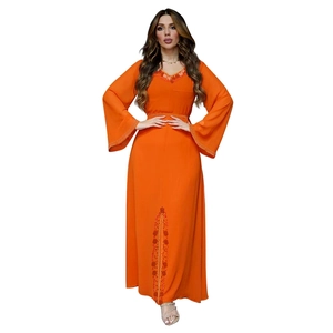 Détail de la robe en mousseline orange avec broderie ethnique sur le col en V et la taille