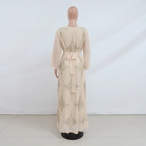 Detail der Perlen-Schneeflocken-Muster und Taillen an einem beigen Chiffonkleid