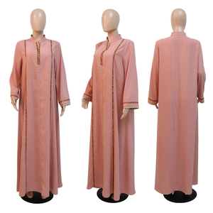 Vue multi-angle d'un caftan Jalabiya rose avec broderie strass aux manches et sur le devant