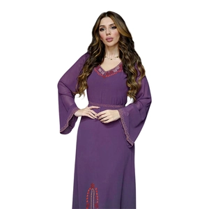 Détail d'une robe maxi en mousseline violette avec col en V et garniture en strass brillants