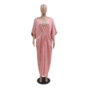 Elegante abito kaftan rosa con pois dorati e dettagli di ricamo dorato rifiniti