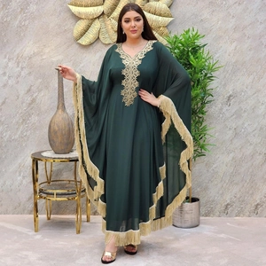 Robe Caftan vert foncé élégante avec broderies dorées et pompons de style bohème