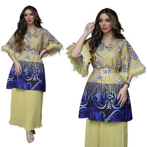 Detailsicht des Kaftan-Oberteils mit Ethno-Print, Federbündchen und langem Faltenrock