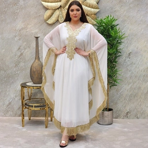 Robe Caftan marocaine blanche avec broderies dorées et pompons à franges