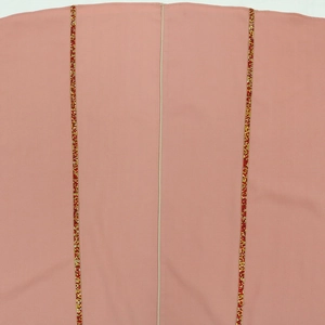 Détail du tissu rose Jalabiya avec broderie de perles rouges et dorées parallèles