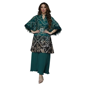 Detailansicht des dunkelgrünen Kaftan-Kleids mit Federbündchen und Schmuckgürtelschnalle