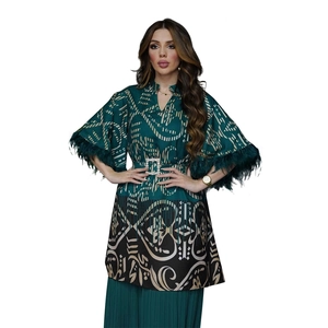 Ethno-Kaftankleid in Dunkelgrün und Schwarz mit Federbündchen und glitzerndem Gürtel