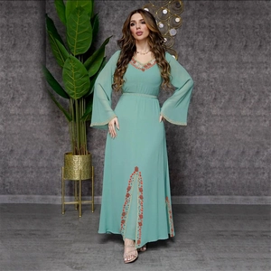 Élégante robe maxi en mousseline vert menthe avec broderie de perles orange pour femmes