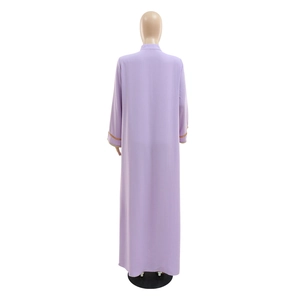Vue arrière de la robe jalabiya lavande avec poignets brodés d'or pour femmes