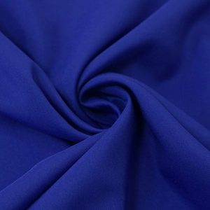 Detailansicht aus königsblauem Chiffon mit dichter Köperbindung und glatter Textur