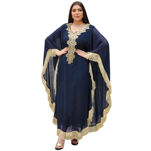 Détail de la robe caftan bleu marine avec broderie dorée et glands suspendus élégants