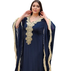 Robe longue Caftan marocain bleu marine avec broderie dorée et longues franges