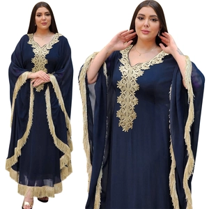 Détails du caftan marocain avec broderie dorée et longues franges à glands soyeux