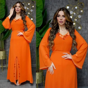 Détails de l'abaya en mousseline orange avec perles de cristal et manches évasées larges
