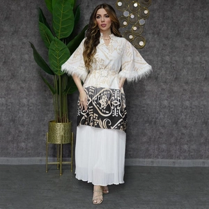 Kaftan-Druckkleid mit Federbündchen, Plissee-Rock und Gürtelschnalle mit Strass