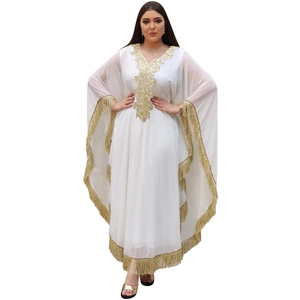 Robe caftan marocaine blanche avec broderie dorée et détails de longues franges