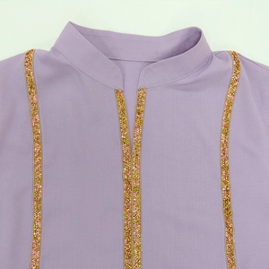 Détail de la robe Jalabiya lavande avec broderie complexe en strass dorés et roses