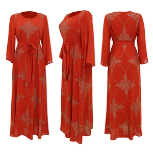 Rotes Langarmkleid mit goldenem Schneeflocken-Diamantmuster und Taillengürtel