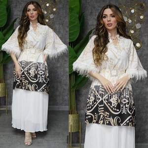 Detail von Kaftan Ethno-Print-Oberteil mit Federbündchen und plissiertem Maxirock