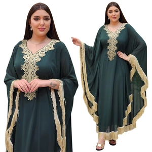 Détails du caftan marocain vert avec broderies dorées et finitions à franges
