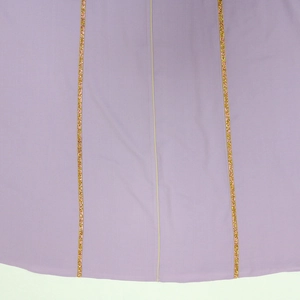 Détail du tissu Jalabiya violet clair avec broderie de perles dorées et roses élégante