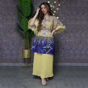 Elegantes zweiteiliges Kaftan-Set mit Ethno-Print, Federbündchen und gelbem Plissee-Rock