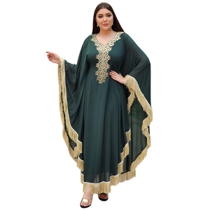 Détail de glands dorés et broderies sur robe caftan marocaine vert foncé pour femmes