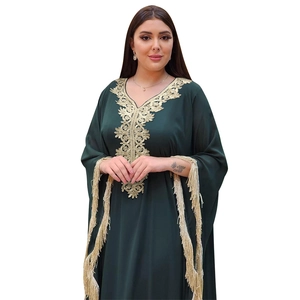 Détail du caftan vert foncé avec broderie dorée et franges élégantes aux poignets