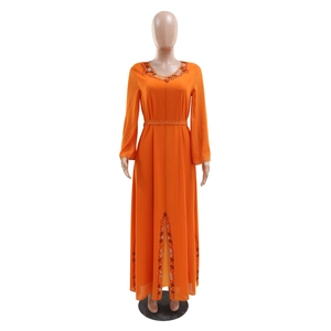 Détails de l'abaya en mousseline orange avec des strass étincelants sur l'encolure et les manches