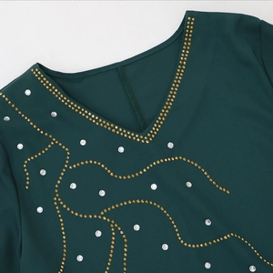 Détails de la robe col en V vert foncé avec perles dorées et strass scintillants