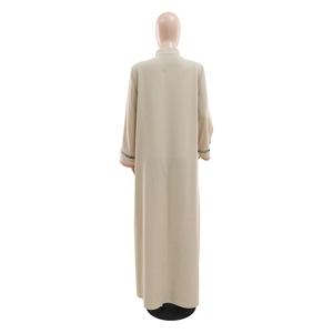 Vue détaillée d'une abaya Jalabiya kaki avec broderie géométrique sur les poignets