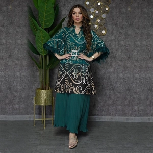 Dunkelgrünes Kaftan-Set mit Federbesatz an den Ärmeln und Gürtel mit Kristallschnalle