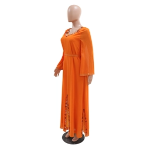 Détail des broderies à paillettes sur cette robe longue en mousseline orange vif