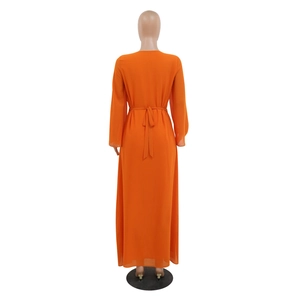 Détail du dos d'une robe longue en mousseline orange avec poignets en strass et ceinture