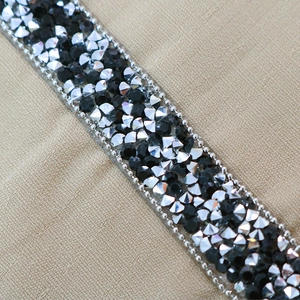 Détail de bordure jalabiya avec strass noirs et dentelle de chaîne de perles argentée