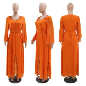 Vue triple d'une robe en mousseline orange avec strass scintillants et détails de perles