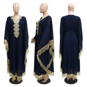 Robe caftan bleu marine avec broderies dorées et longues franges vue sous plusieurs angles