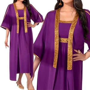 Dettaglio del set abito lungo in raso viola con paillettes dorate e ricami scintillanti