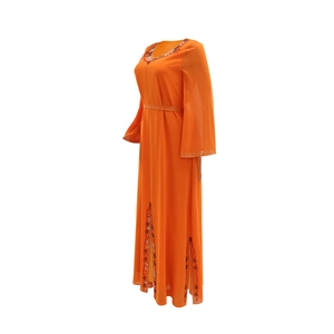 Vue détaillée du caftan en mousseline orange avec broderies de perles et strass élégants