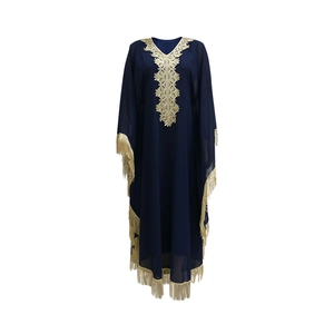 Détail d'un caftan bleu marine avec broderie dorée et franges sur les manches