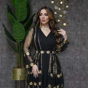 Details goldener Stickereien und Blumengürtel an einem eleganten schwarzen Kaftan