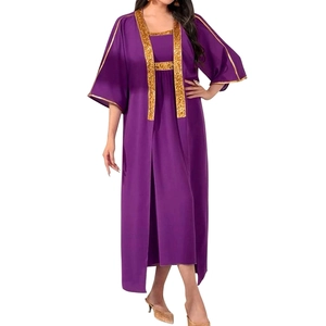 Completo caftano due pezzi viola da donna con ricami di paillettes dorate e raso